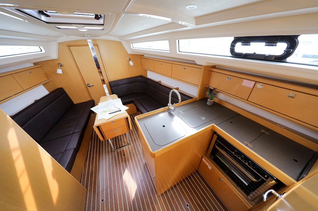 фото Bavaria Cruiser 34 9
