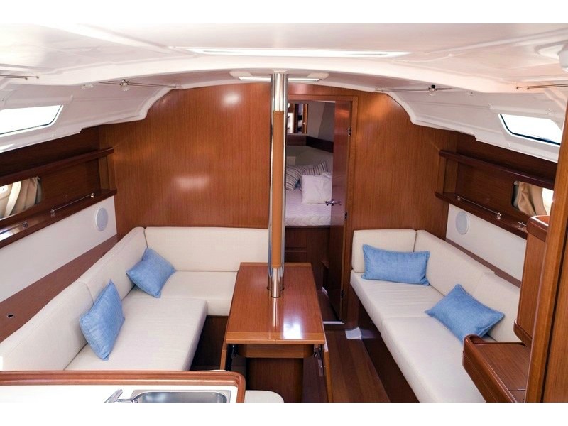S/Y - Oceanis 37 - 3 Cabins - Built 2013