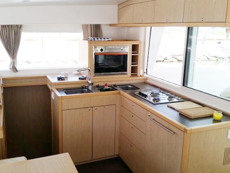 Photo Lagoon 450  Flybridge 10