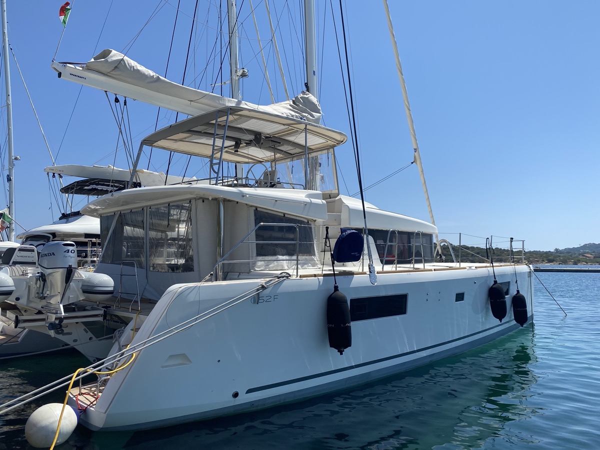 Lagoon 52F (2021) – Orsa Maggiore (AC, WM, Generator, Inverter, Tender Lift)