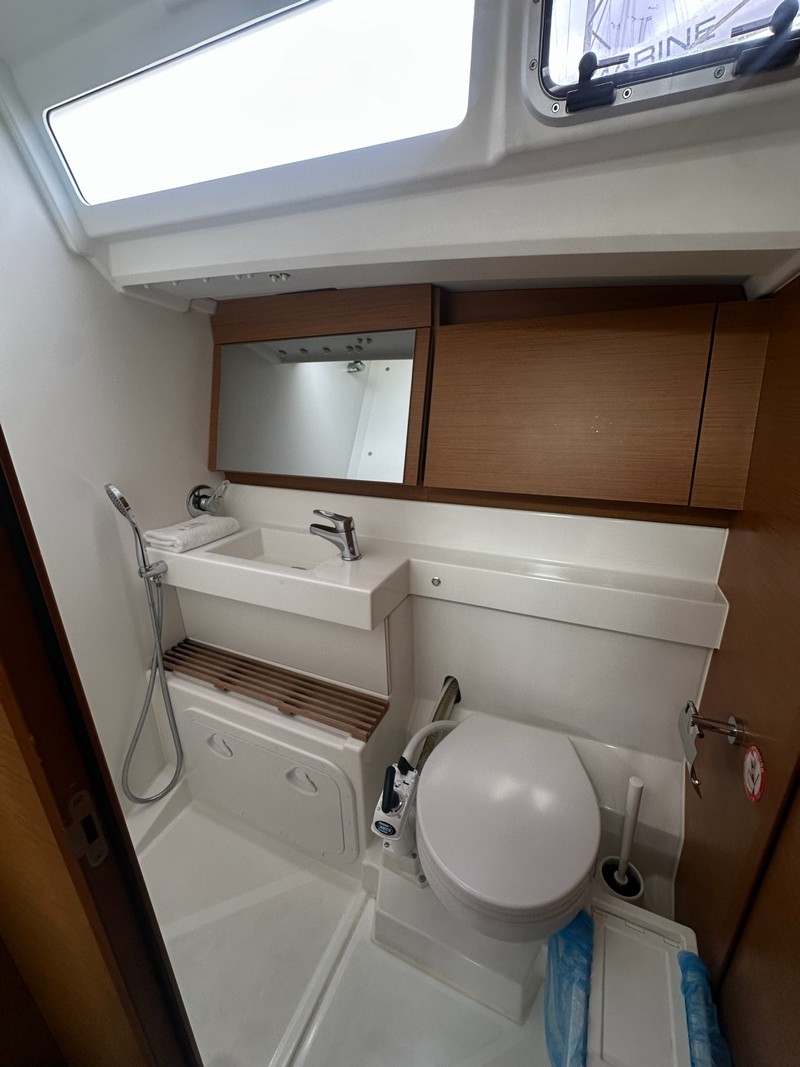 Yacht image 9