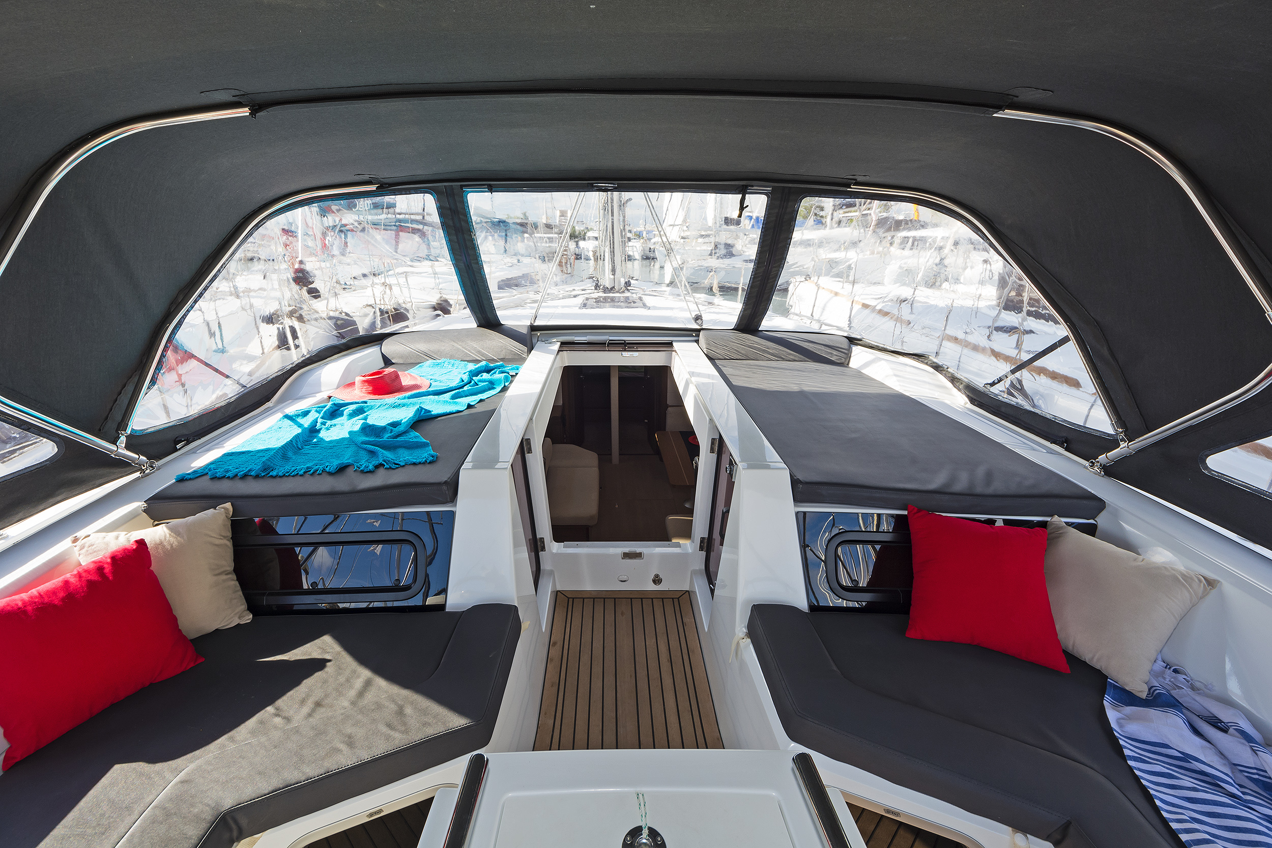 Oceanis 51.1 (5+1 cab) A/C & GEN