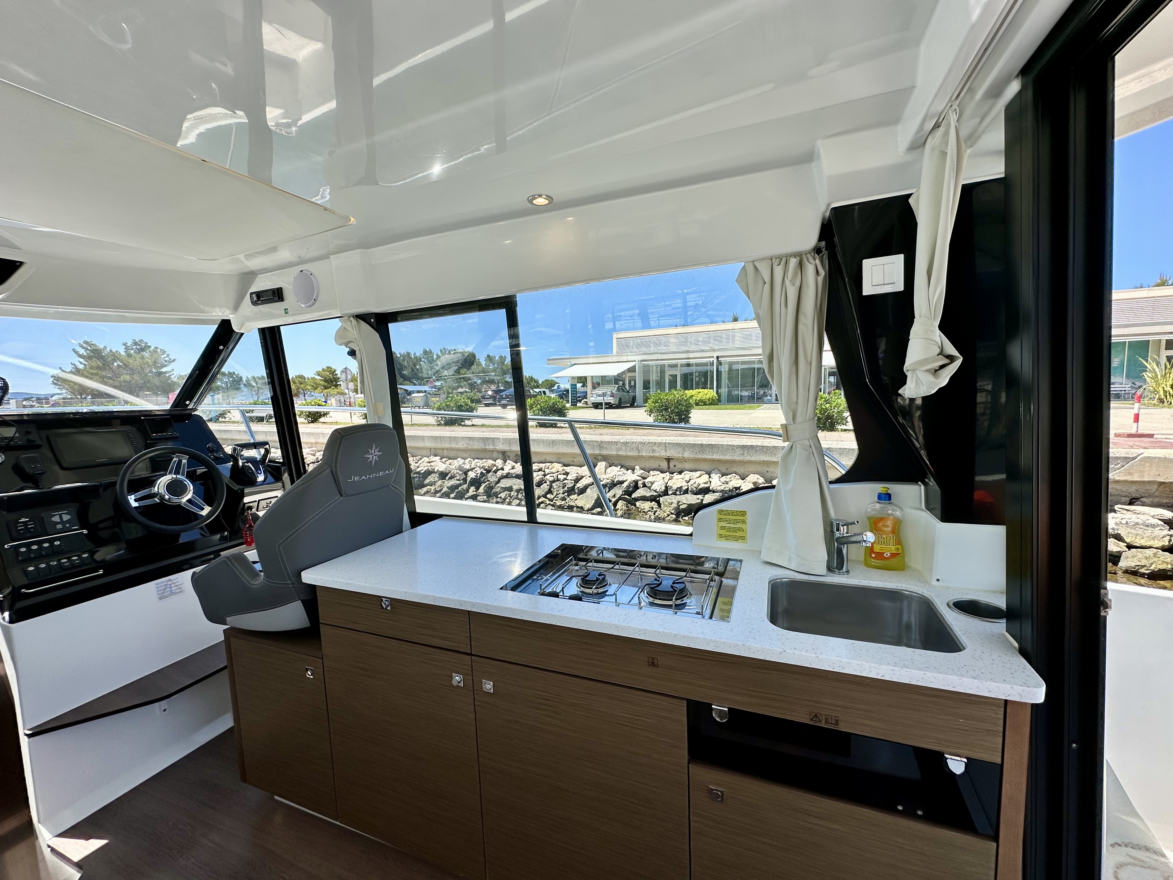 Merry Fisher 1095 FLY, Drage