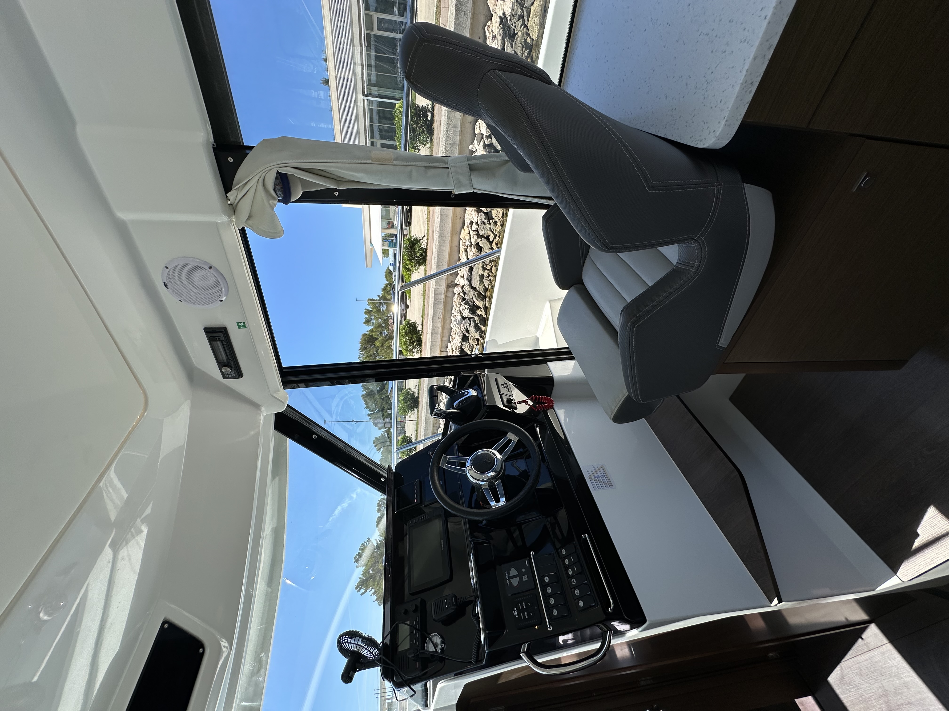 Merry Fisher 1095 FLY, Drage