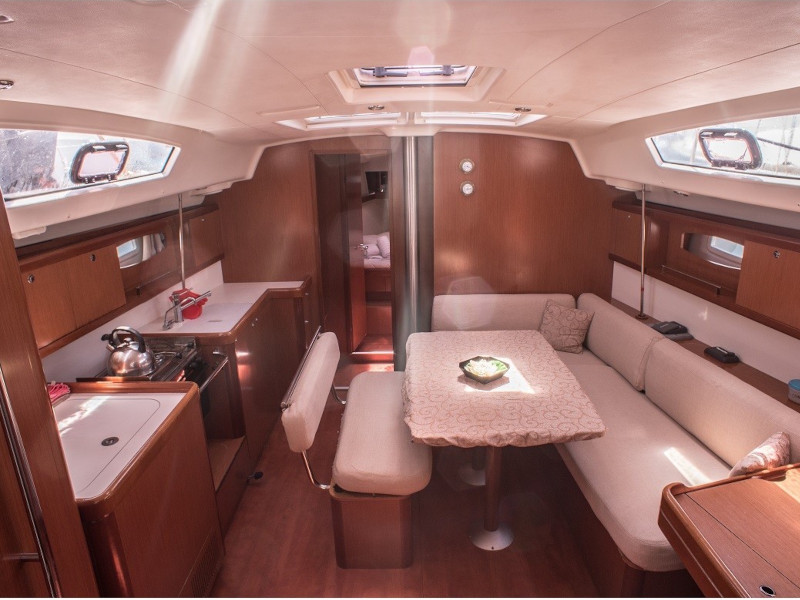 S/Y - Oceanis 43 - 4 Cabins - Built 2009