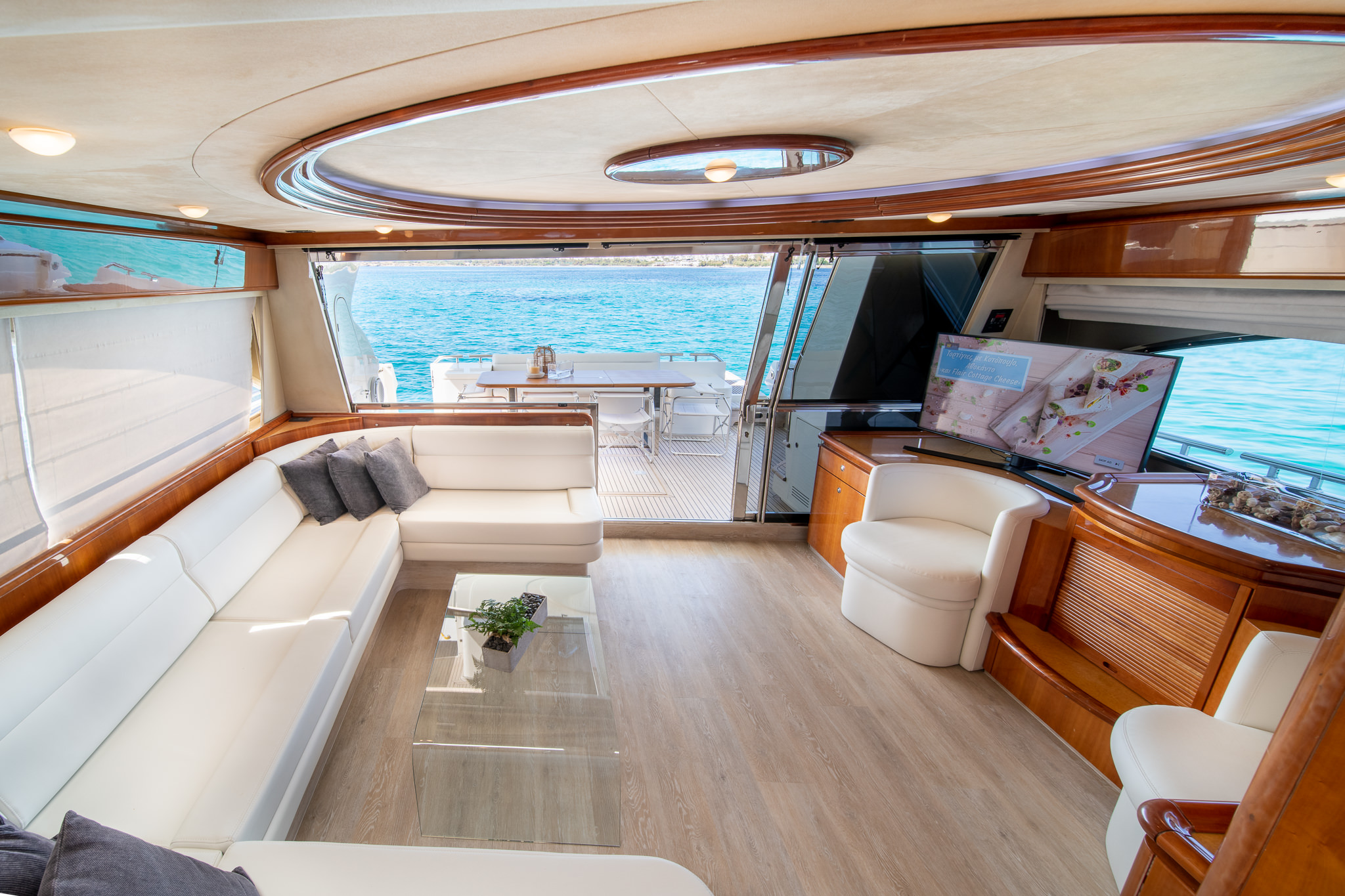 Ferretti 68, Ornos
