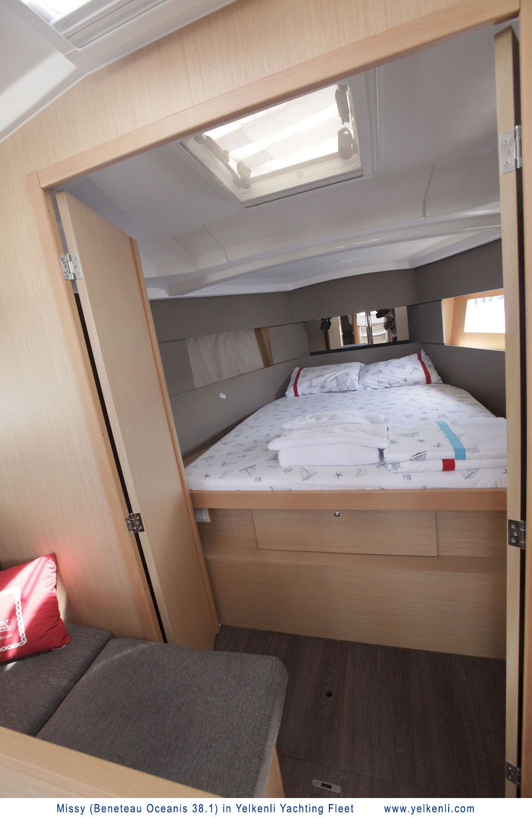 照片 Oceanis 38.1 12