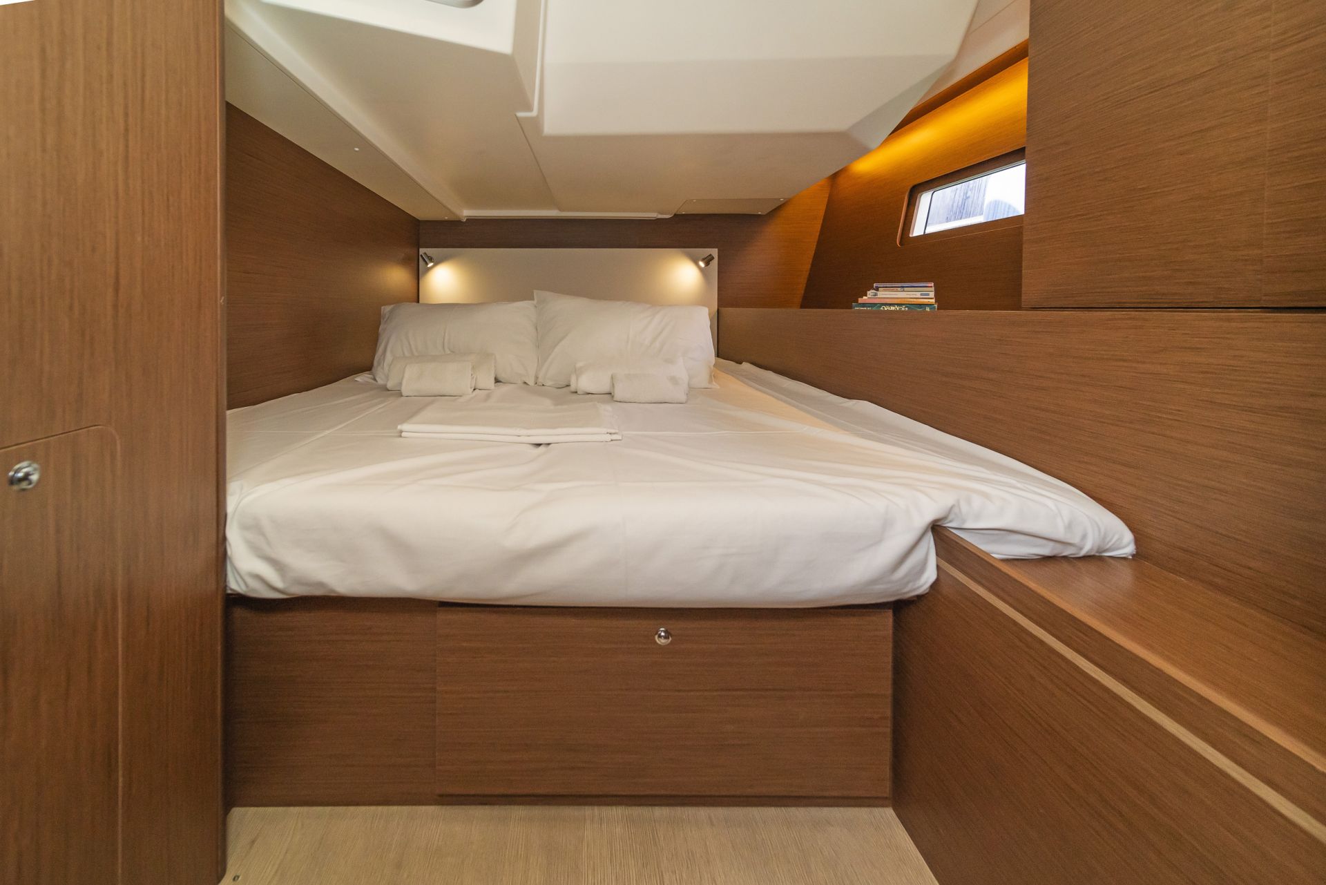 Oceanis 51.1 (5+1 cab) A/C & GEN