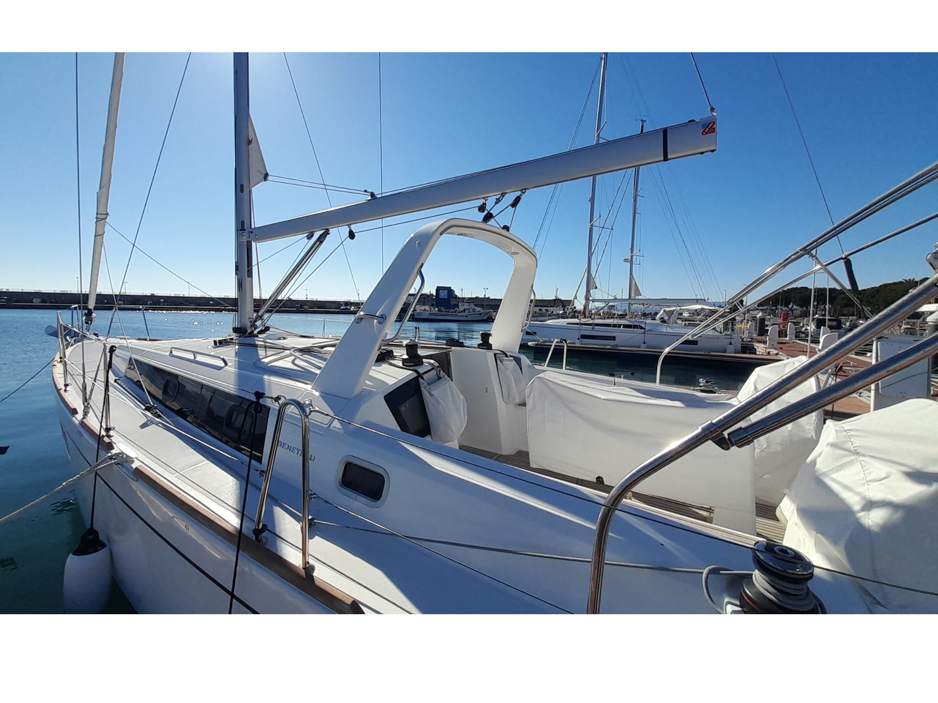 https://www.booking-manager.com/cbm/documents/4643756030000102850_Oceanis38%3A1_main.jpg
