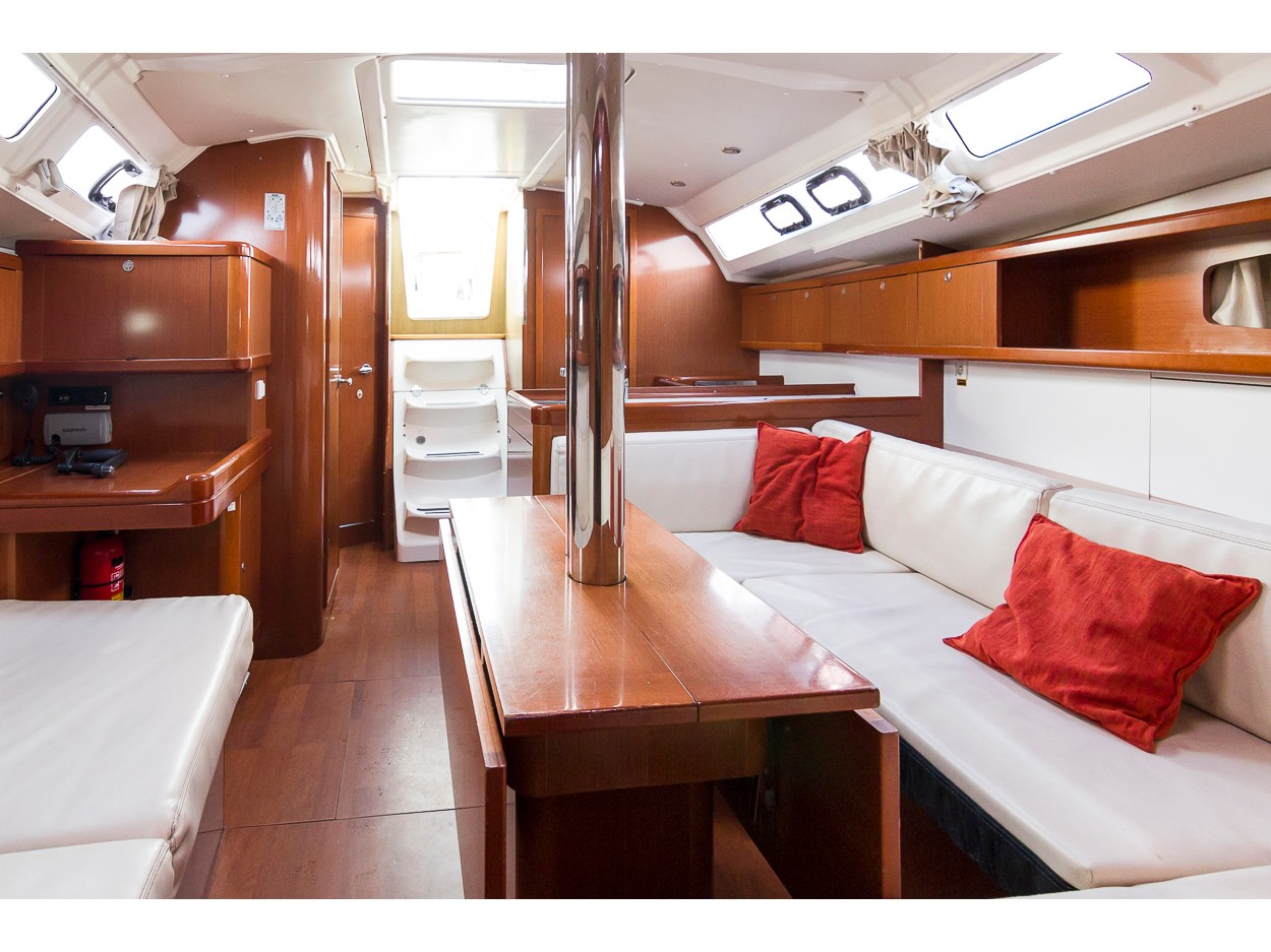 S/Y - Oceanis 37 - 3 Cabins - Built 2011