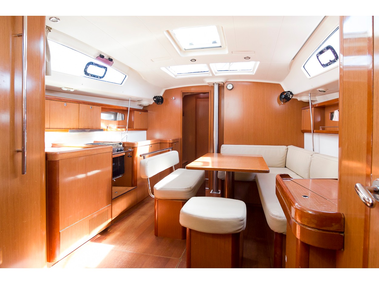 S/Y - Oceanis 43 - 4 Cabins - Built 2009