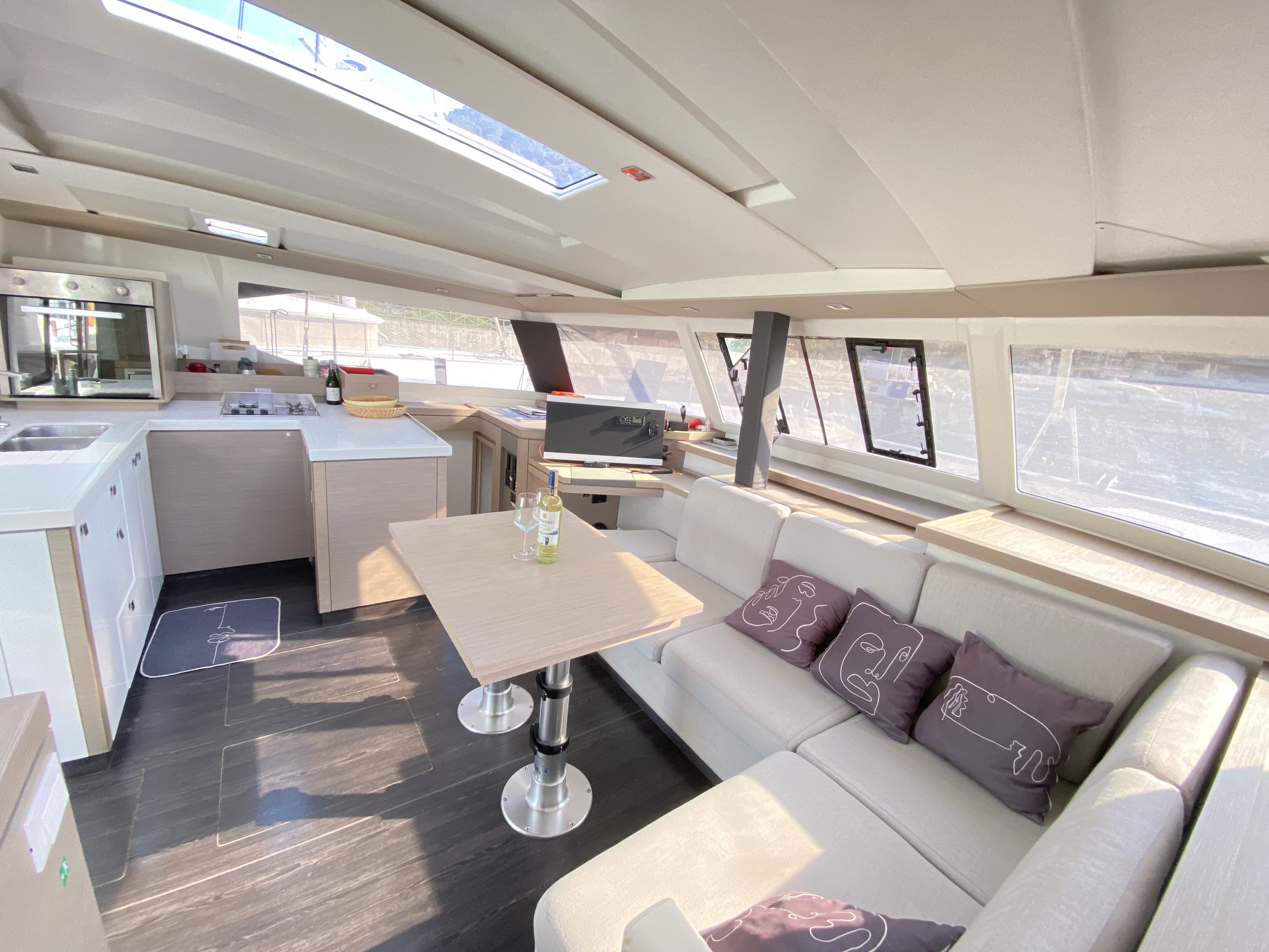 Osaya, Interior image