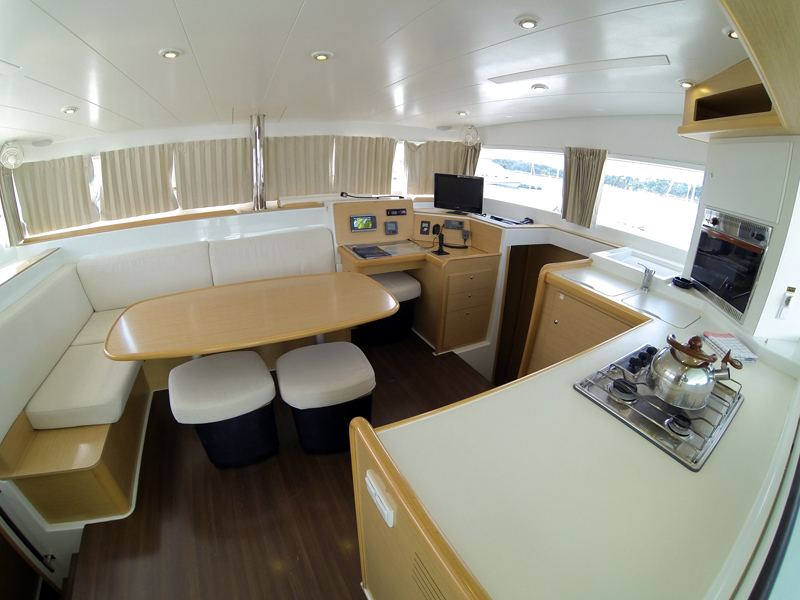 Catamaran - Lagoon 400 - 6 Cabins - Built 2011