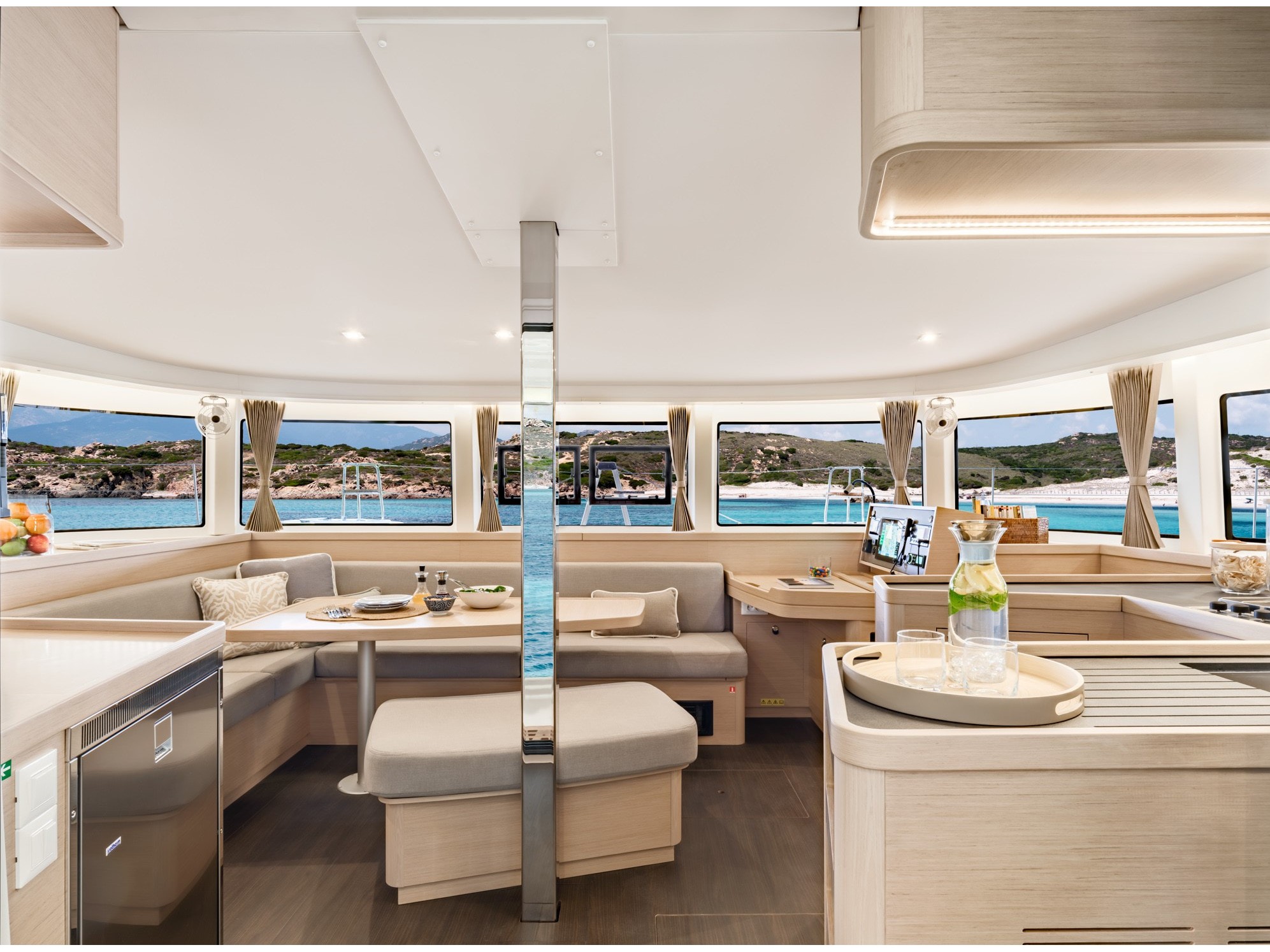 JUNIOR, Interior image