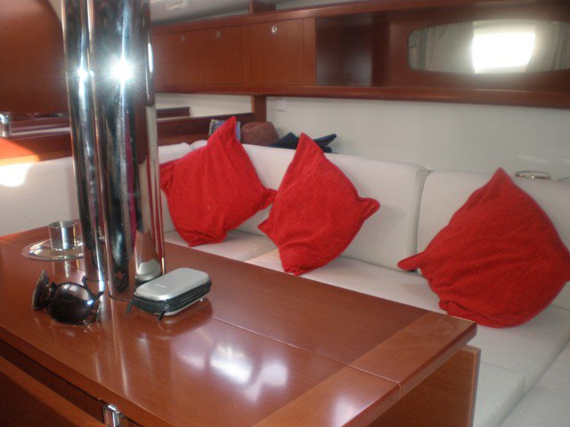 S/Y - Oceanis 34 - 3 Cabins - Built 2011