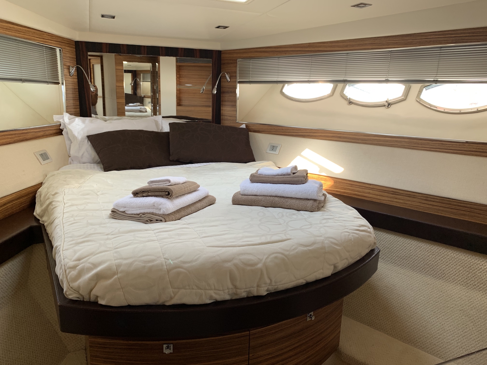 фото Absolute 52 FLY 11