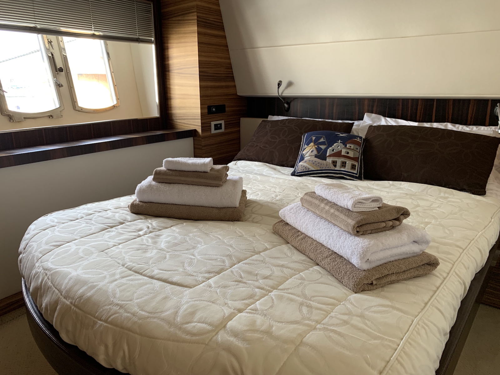 фото Absolute 52 FLY 12