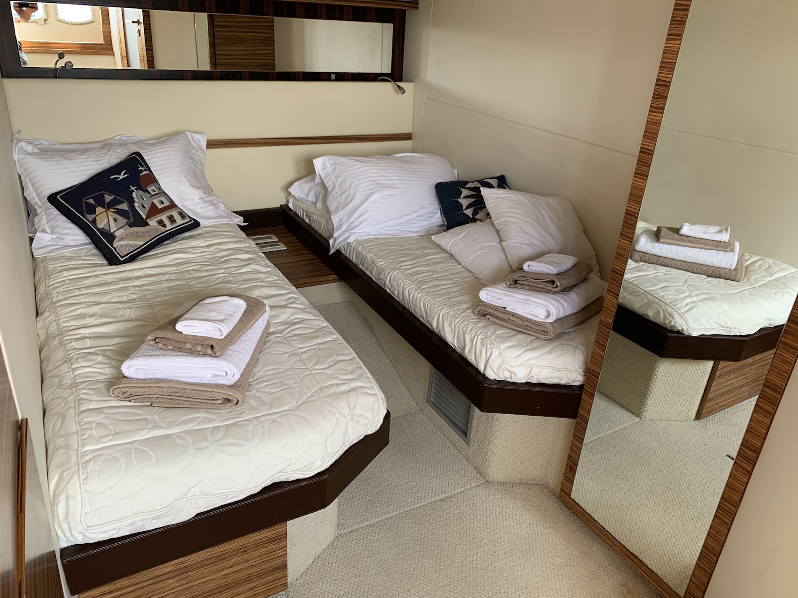 фото Absolute 52 FLY 15