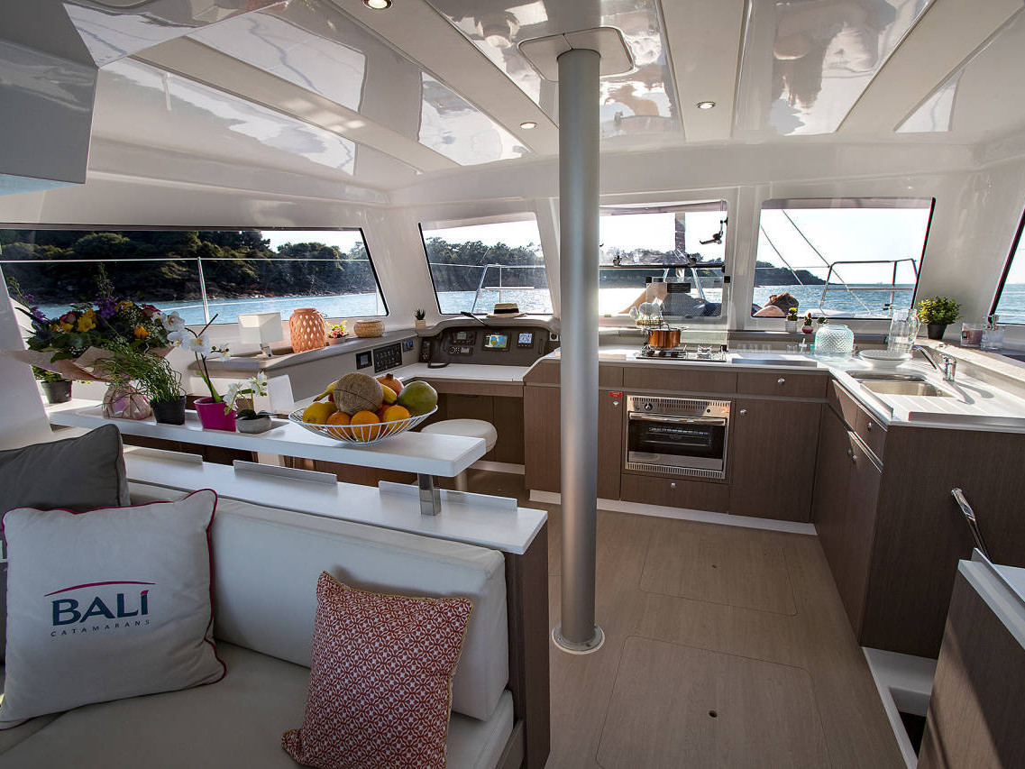 Lucky Fin, Interior image