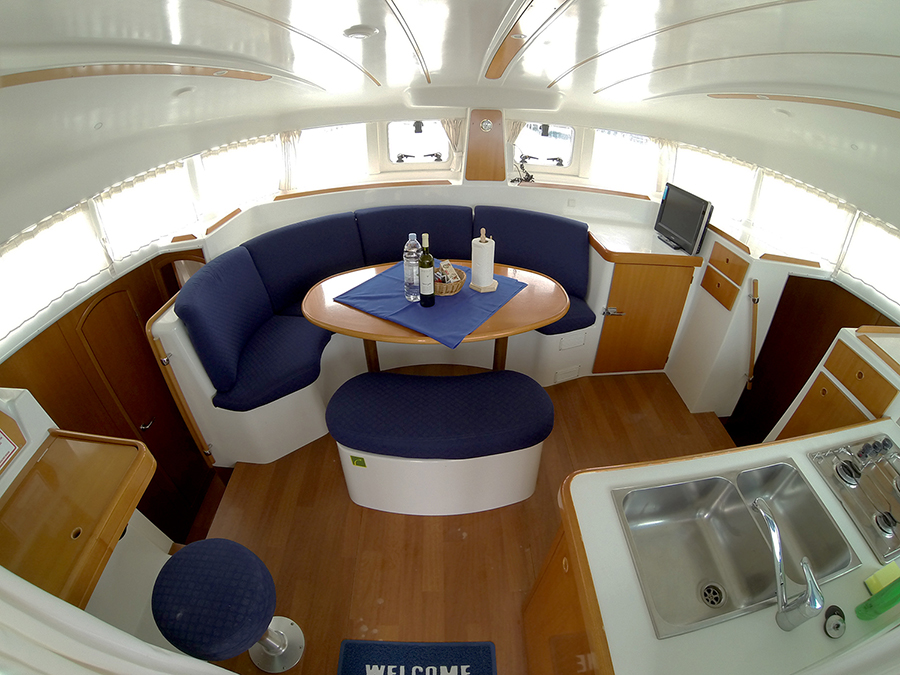 Catamaran - Lagoon 380 - 6 Cabins - Built 2006