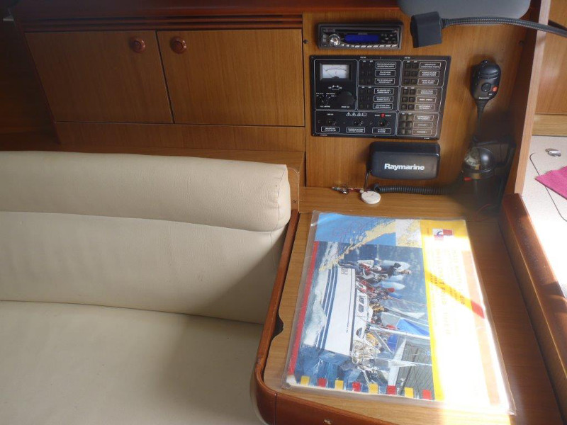 фото Sun Odyssey 32i 9