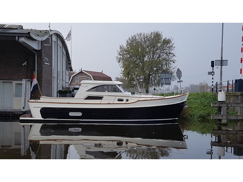 фото Newport Bass 34 Hard Top 1