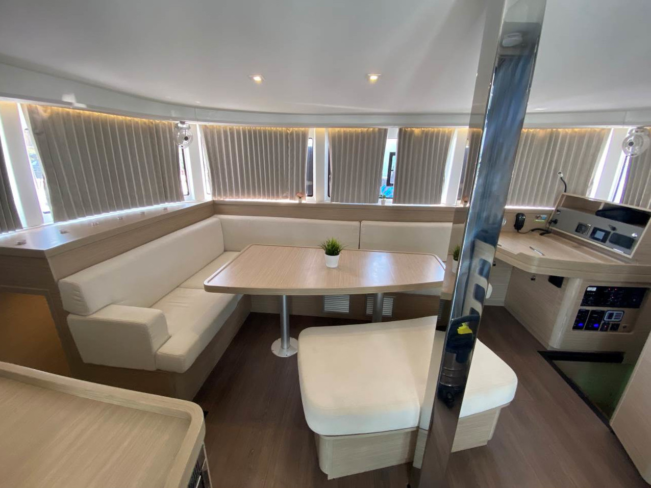 Hanselli, Interior image