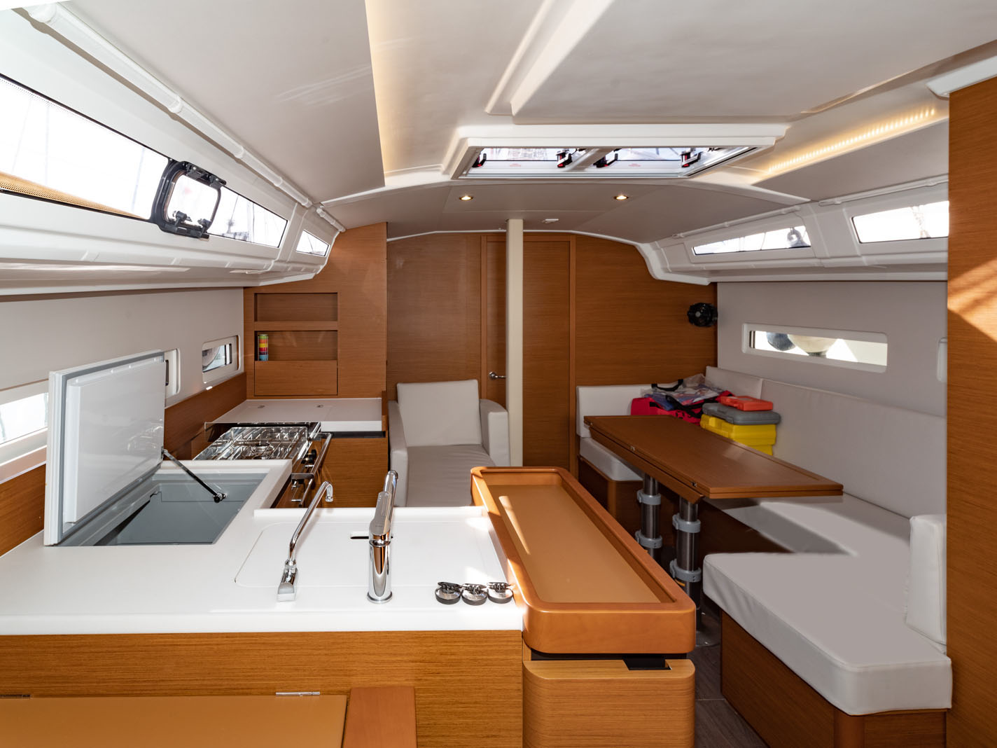 Sea Pearl, Interior image