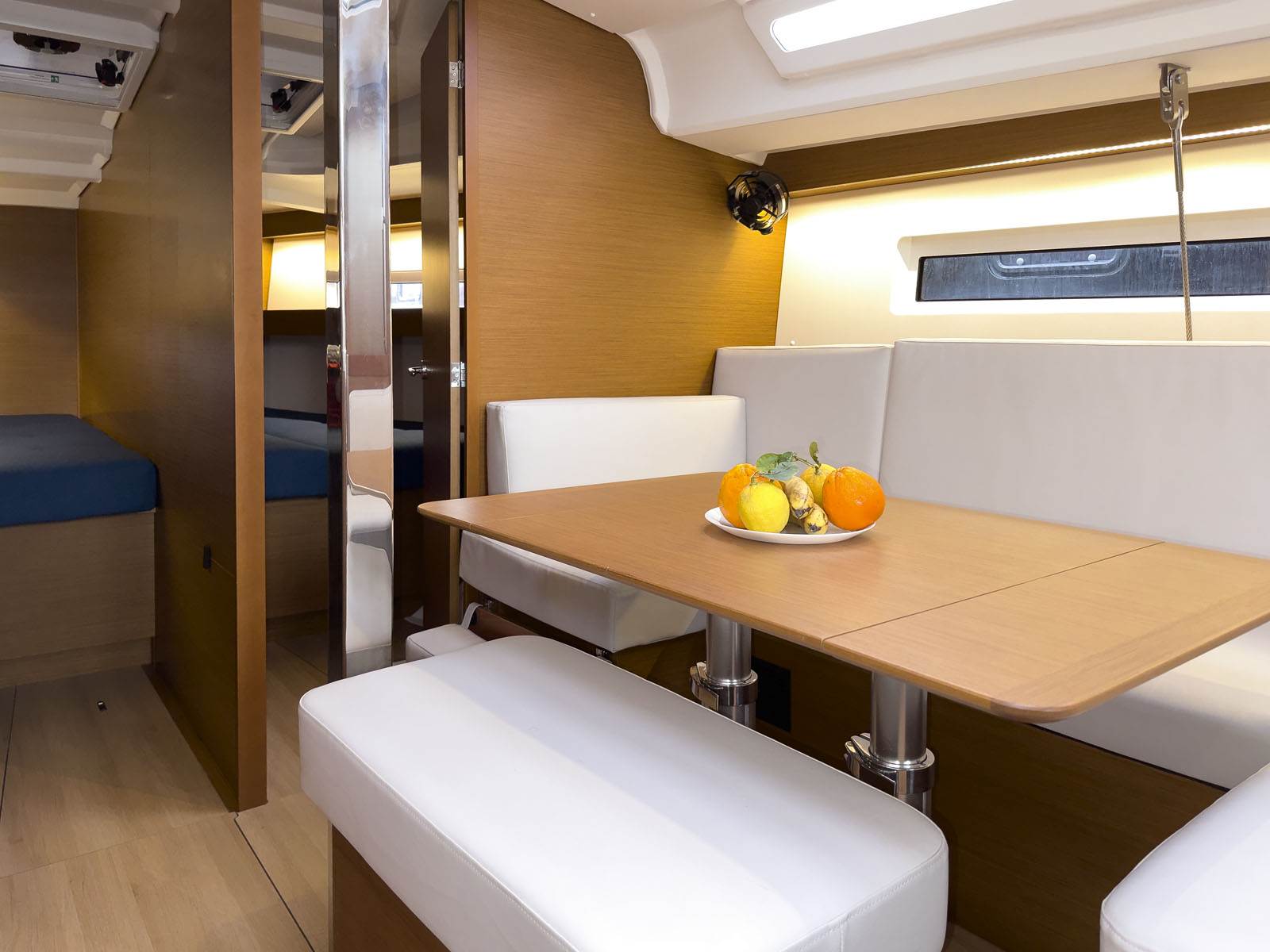 Tam Elli, Interior image