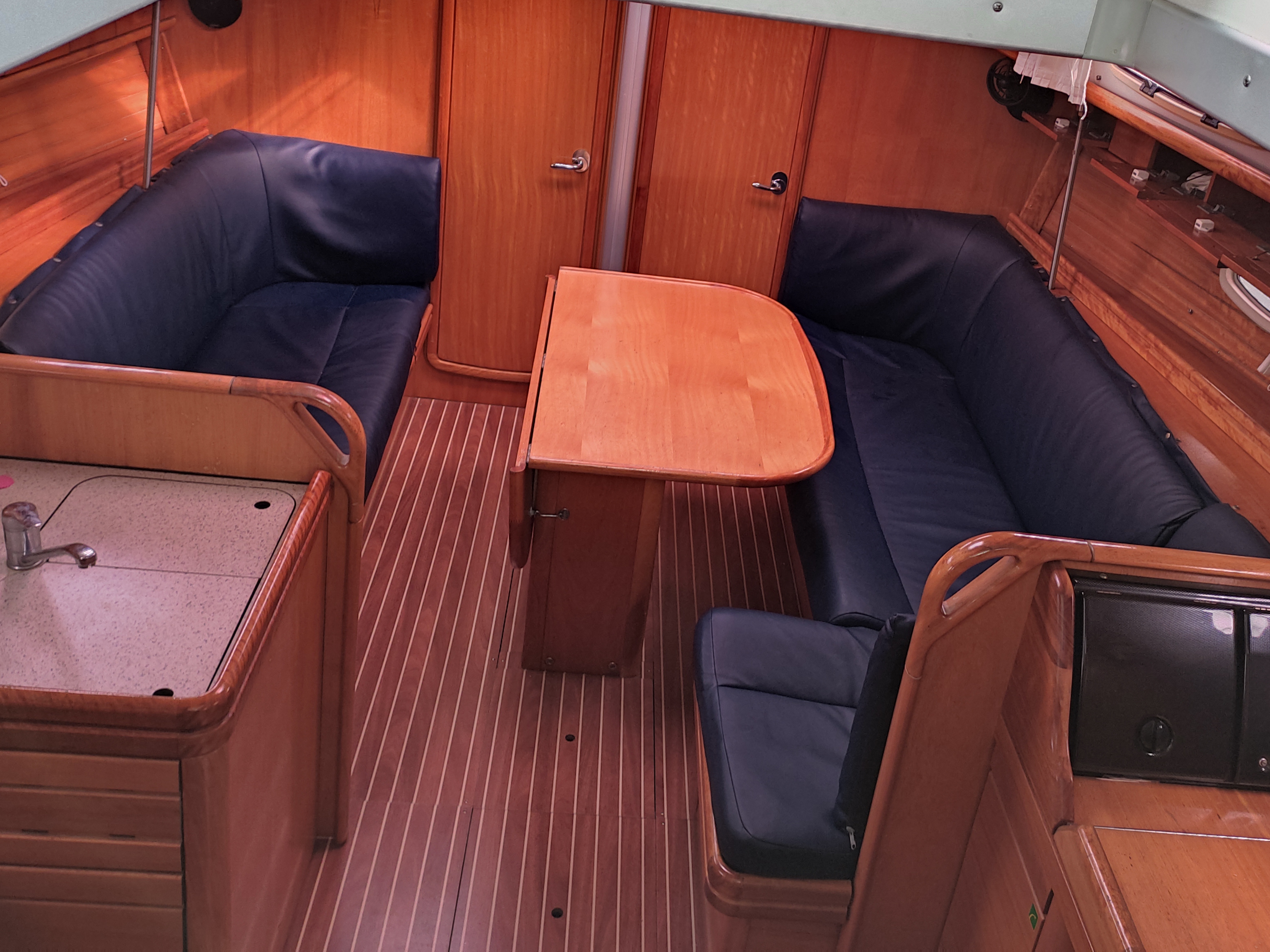 Paula, Interior image