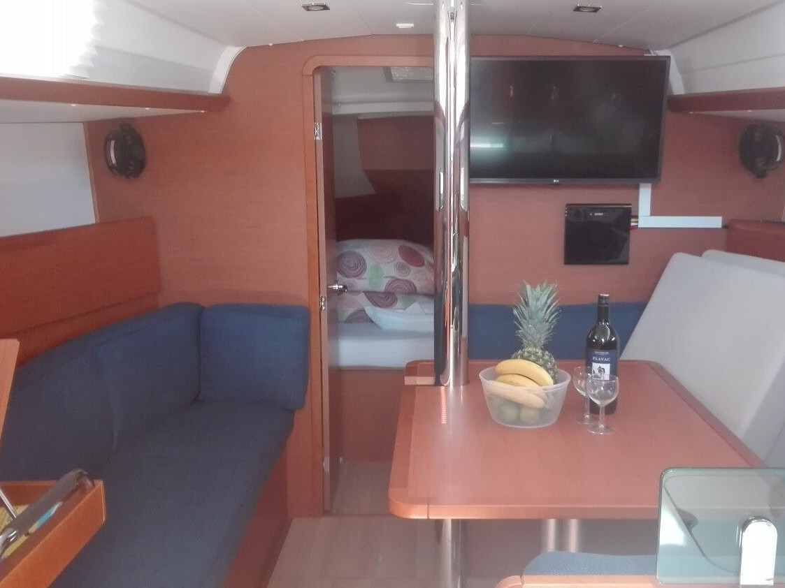 Sun Elli, Interior image