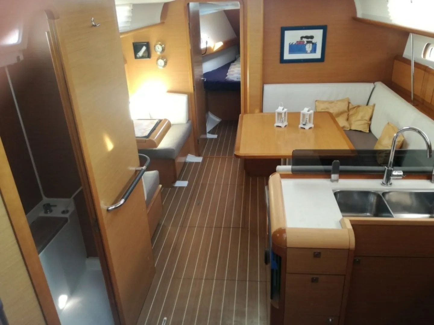 Oreia, Interior image