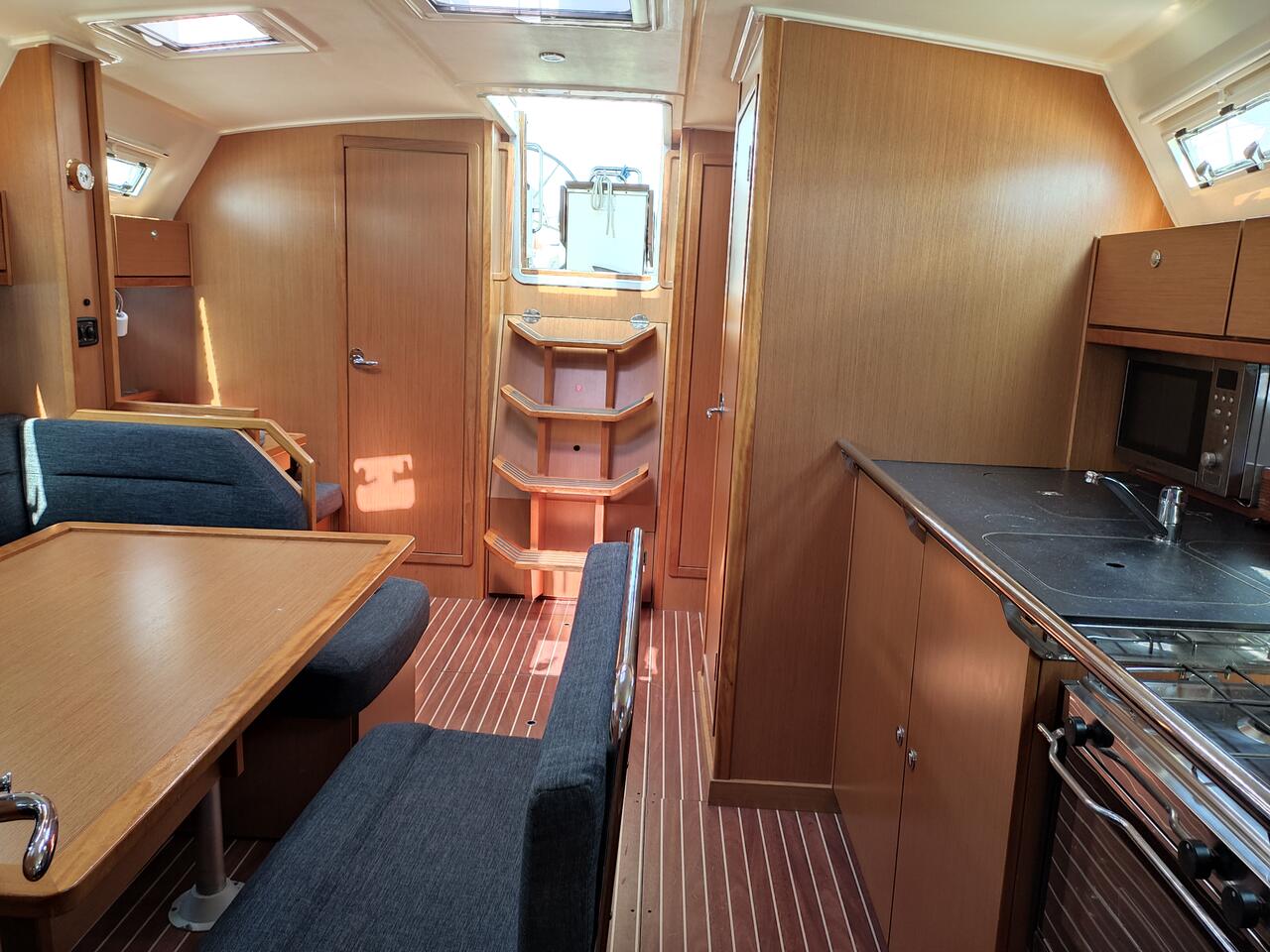 Isabelli, Interior image