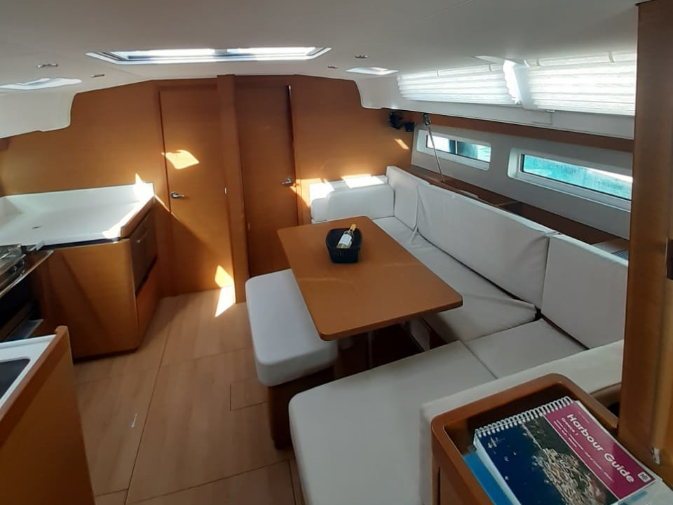 White Pearl, Interior image