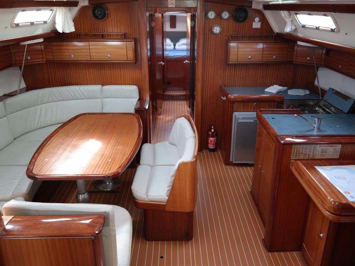 Monelli, Interior image