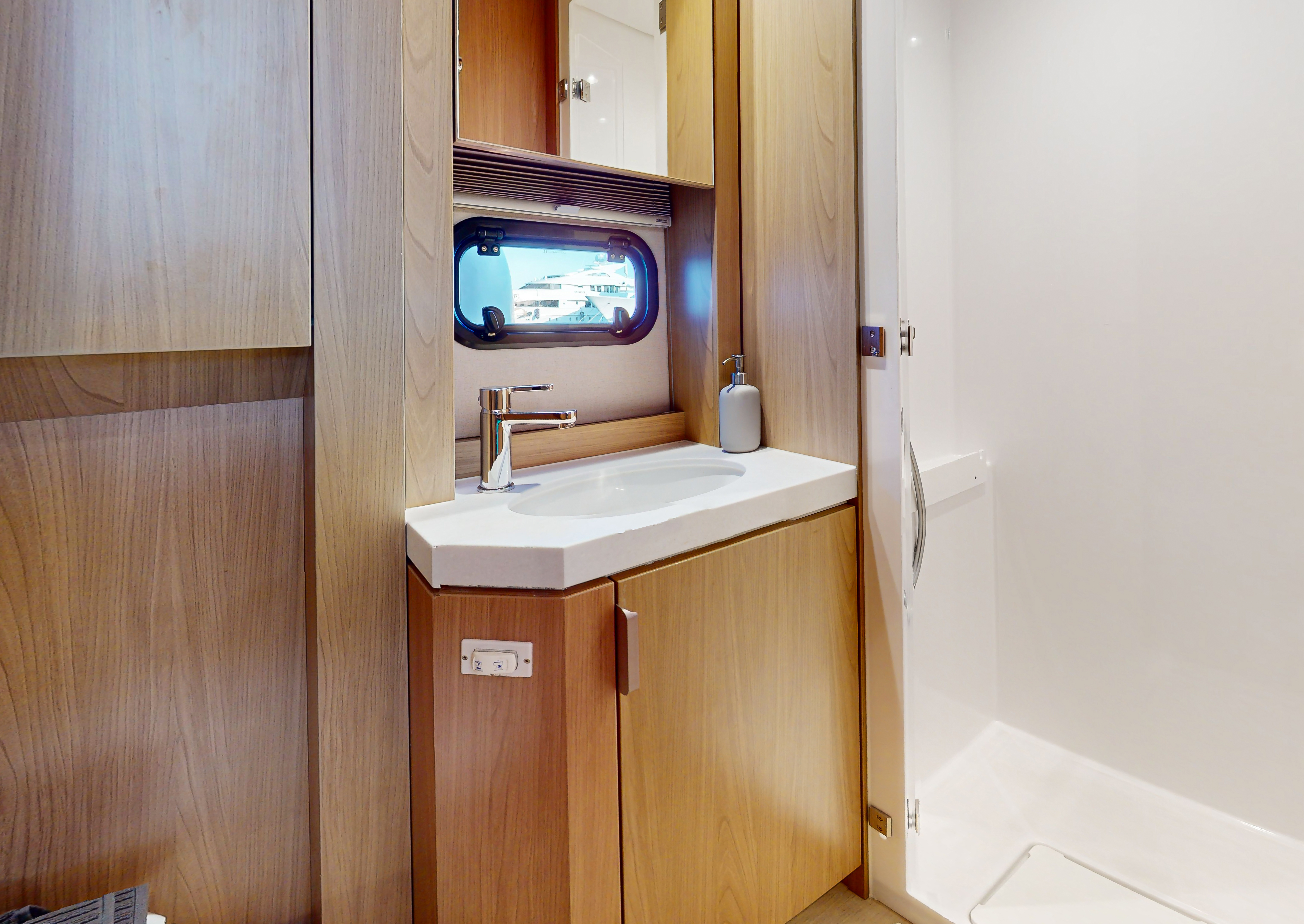 Yacht image 27