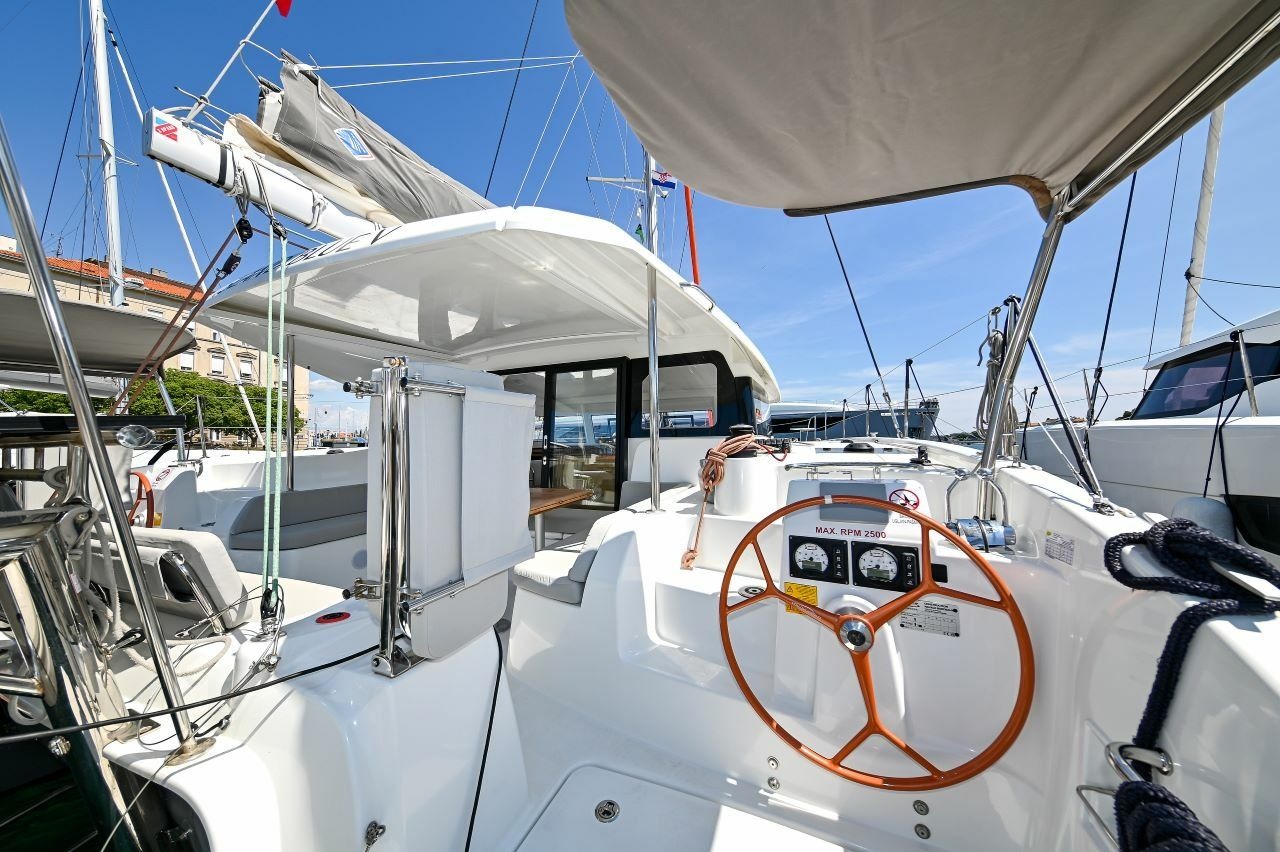 Yacht image 13