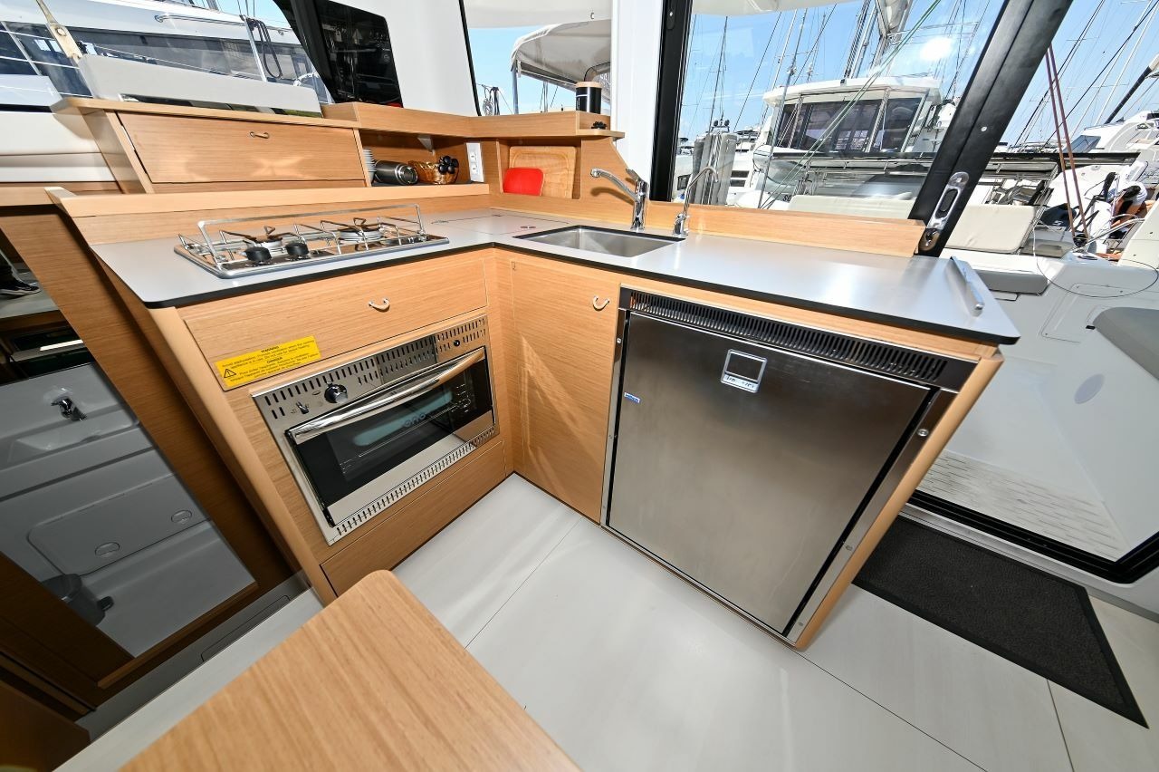 Yacht image 12