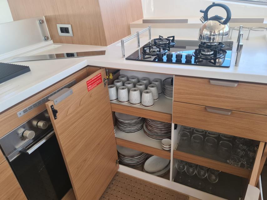 Bali 4.6 OPEN SPACE ( 7 cabins, SOUNTLESS GENERATOR , WATER MAKER , SOLAR PANEL , A/C 6 UNITS , WATERMAKER, DISHWASHER , BOTTLE WATER TO FREEZER, TV EXCELENCE PACK )v, Lavrio