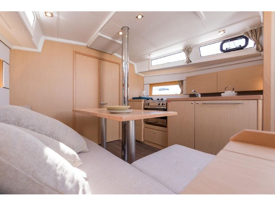 صور Oceanis 38.1 2