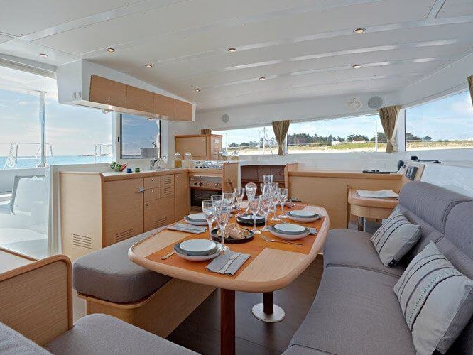 Dalila, Interior image