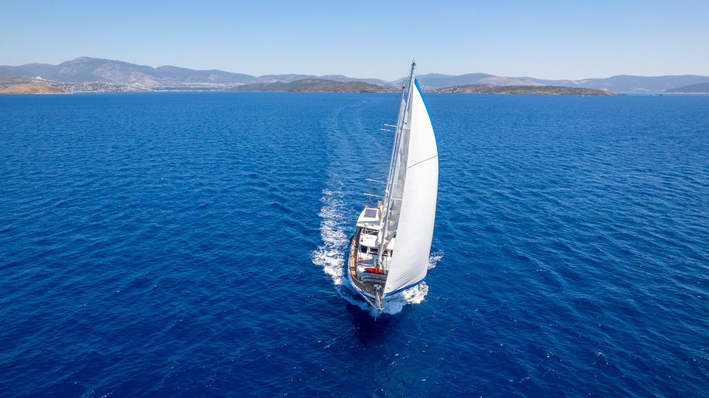 Yacht image 36
