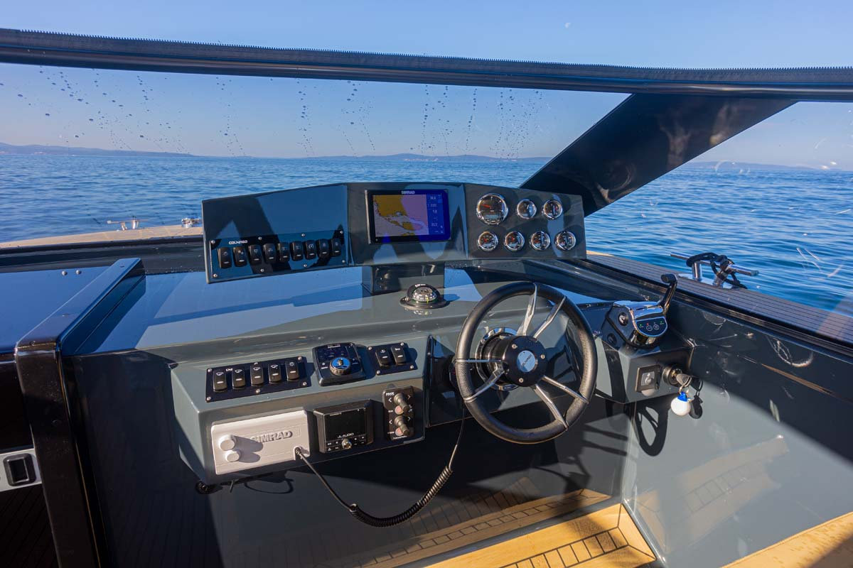 Yacht image 4