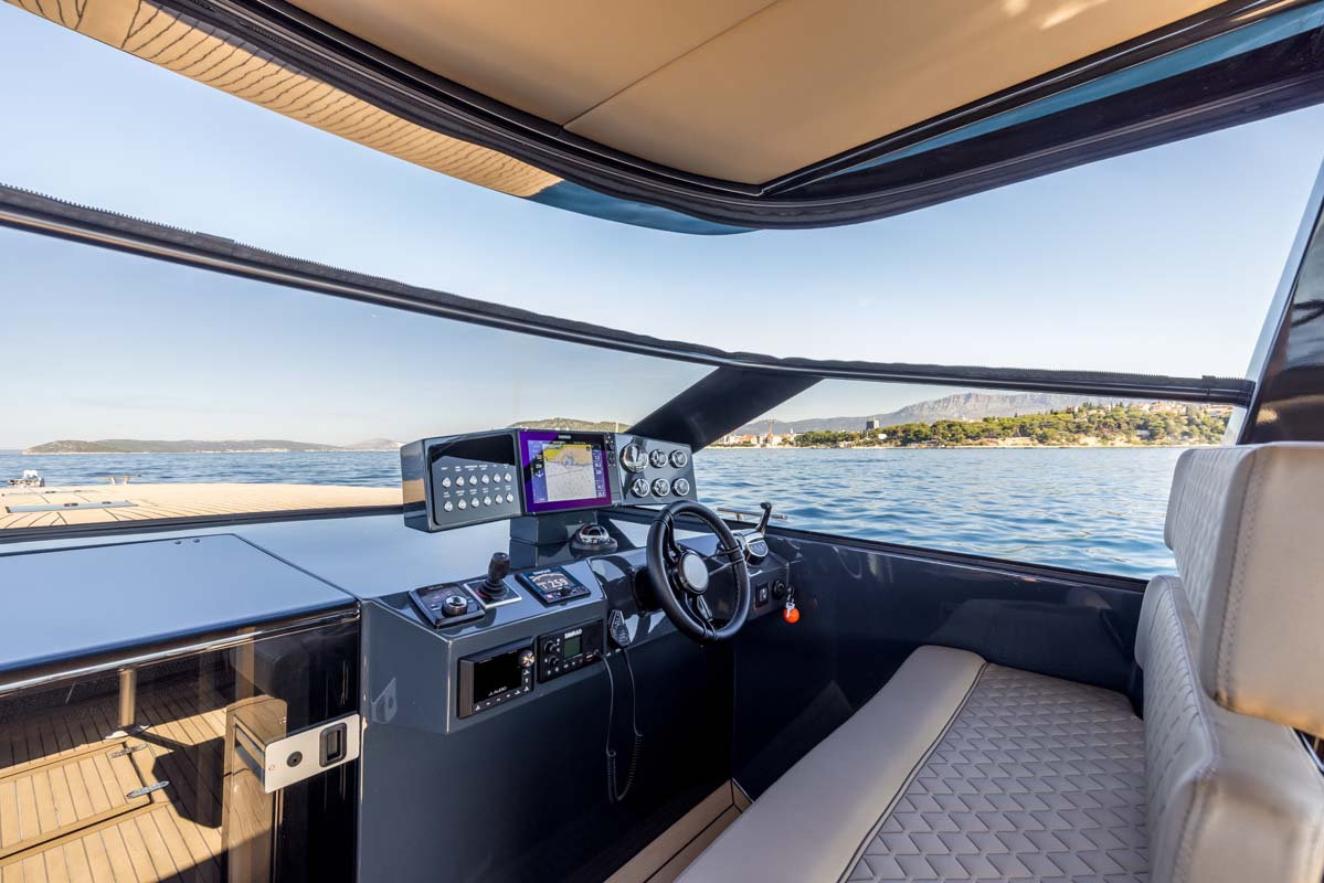Yacht image 9