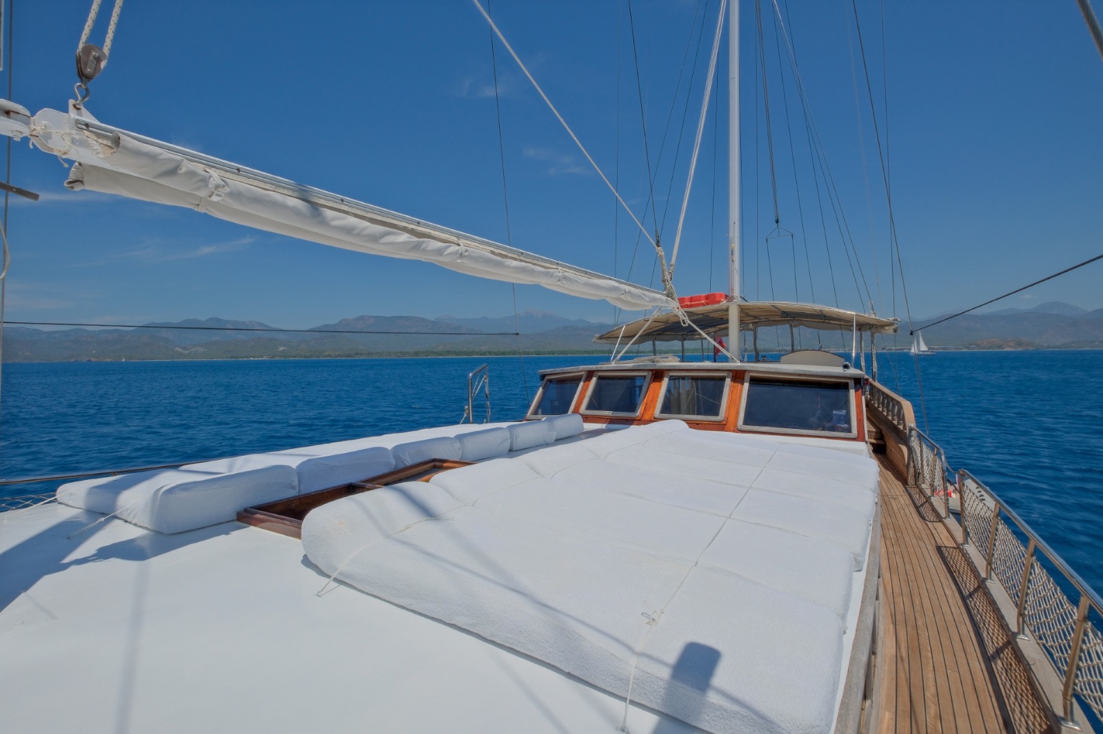 Yacht image 9