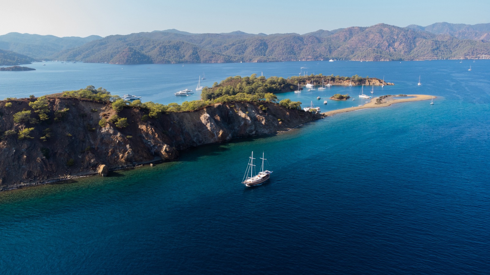 Yacht image 15