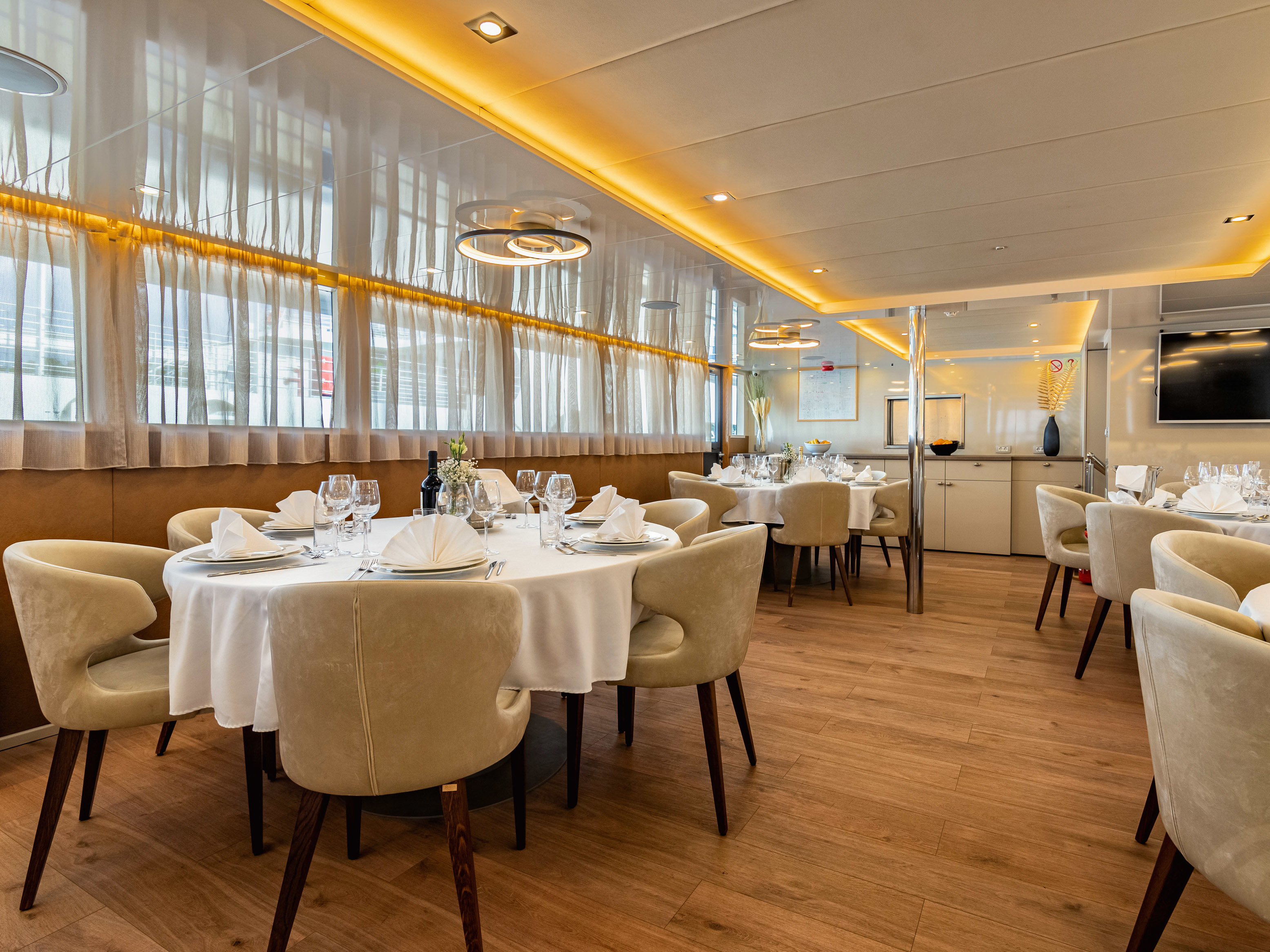 Suzana, Interior image