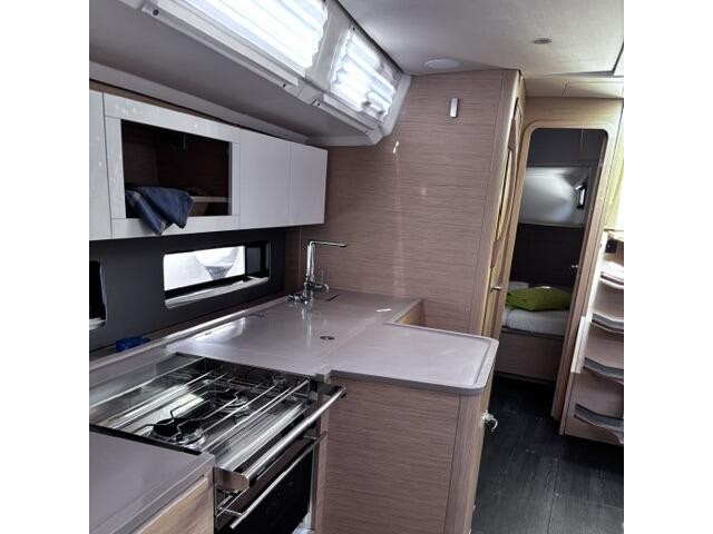 Iris, Interior image