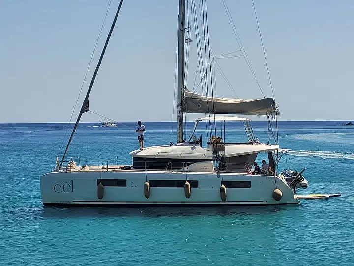 Lagoon 50 (2021) – CEL (EXCLUSIVELY VIP EQUIPPED, Generator, Air-condition, Watermaker, Full Teak cockpit, Underwater lights, Icemaker, Dishwasher, Highfield dinghy, 20hp outboard, TV, 2 SUP, Composite bimini, Wifi) *Skippered only*