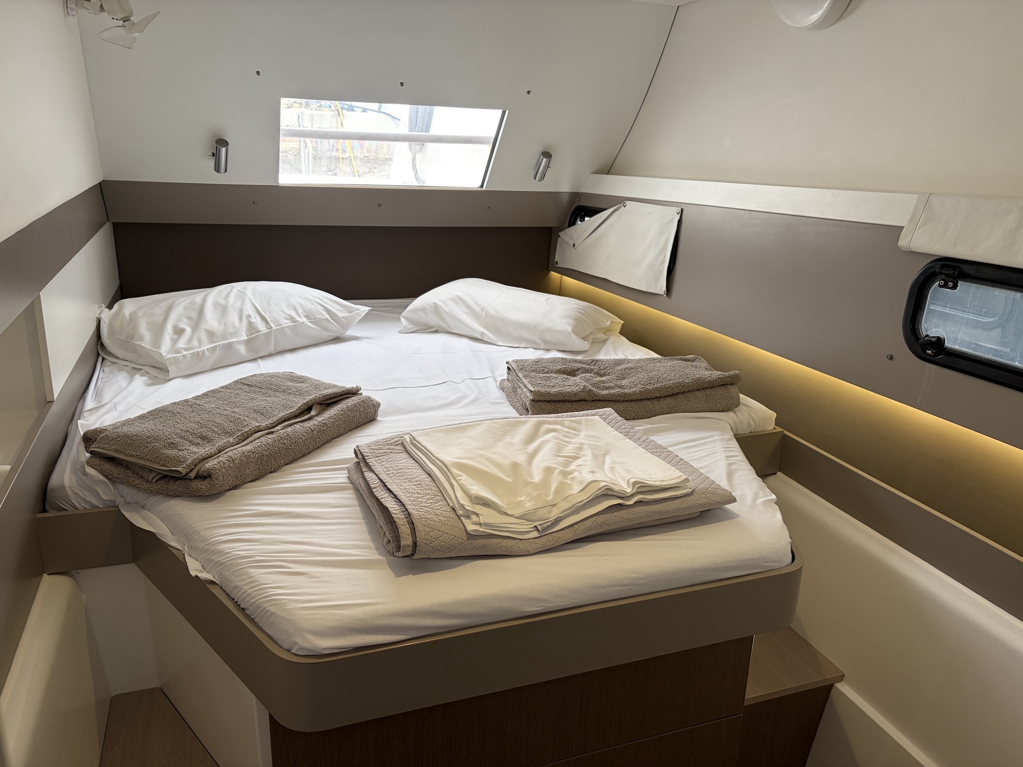 Yacht image 16